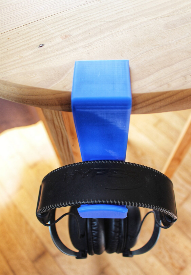 Front View of our 3d printed hook holding a gaming headset