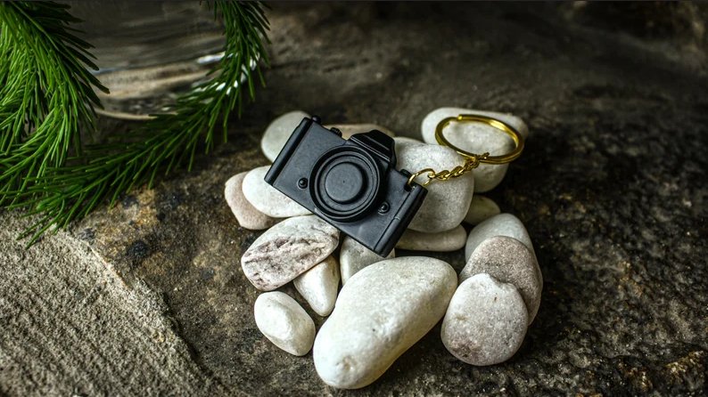 3D Printed dslr camera keychain for photographers, Front veiw and camera color is black