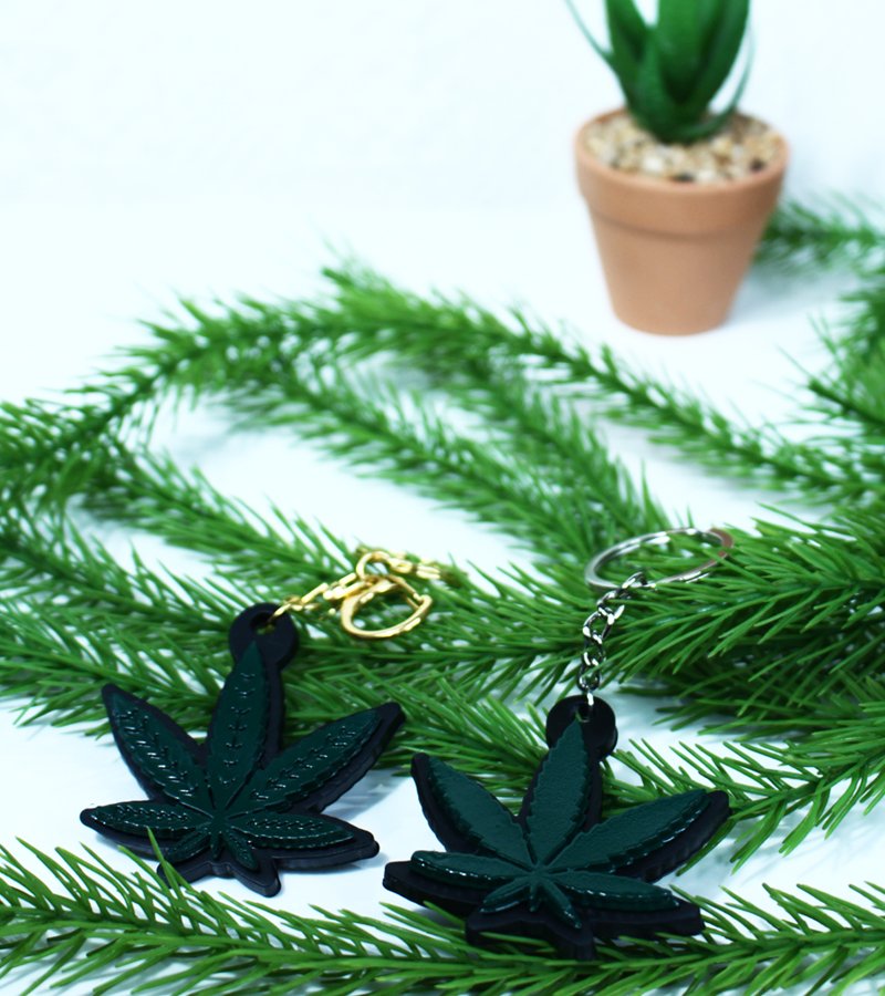 Cannabis-themed Marijuana Leaf Keyring, Boho Hippie Keychain for Weed Lover Gifts