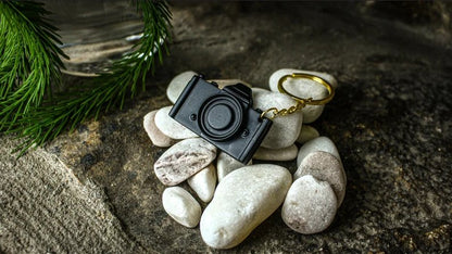 3D Printed dslr camera keychain for photographers, Front veiw and camera color is black 